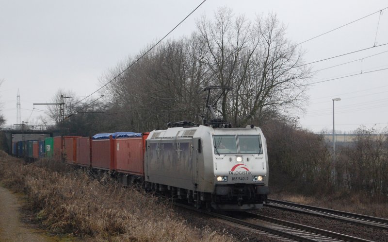 185 540 (TXL,Kassel Huskies) mit Containerzug am 7.3.2009 durch Ahlten -> Lehrte