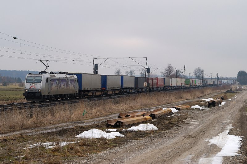 185 540 (TXLogistik, Huskies) mit einem KLV-Zug bei Hattenhofen (04.03.2009)