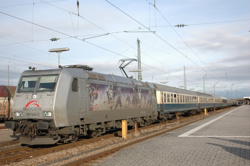 185 540 vor Sonderzug DPE 91000 der Centralbahn fr die die Kassel Huskies am 20.01.08 in Landshut(Bay) Hbf 