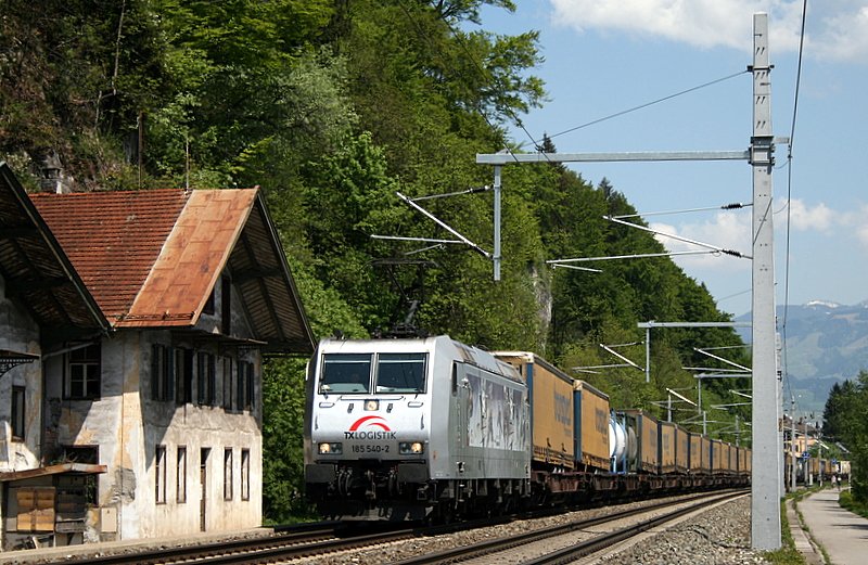 185 540 wirbt fr die Kassler Huskies. Hier ist sie am 11.05.08 in Kiefersfelden zu sehen.