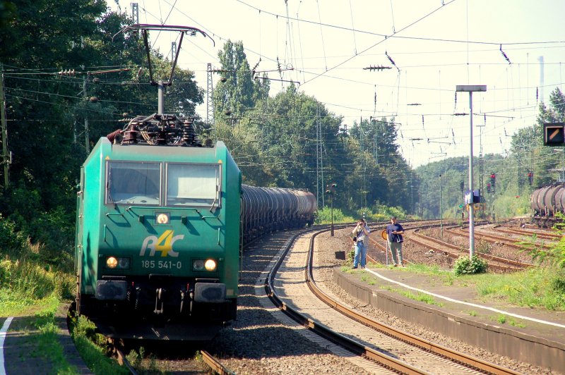 185 541-0 rail4chem mit einem Kesselwagenzug am 12.08.2007 in Castrop-Rauxel Hauptbahnhof in Fahrtrichtung Dortmund.