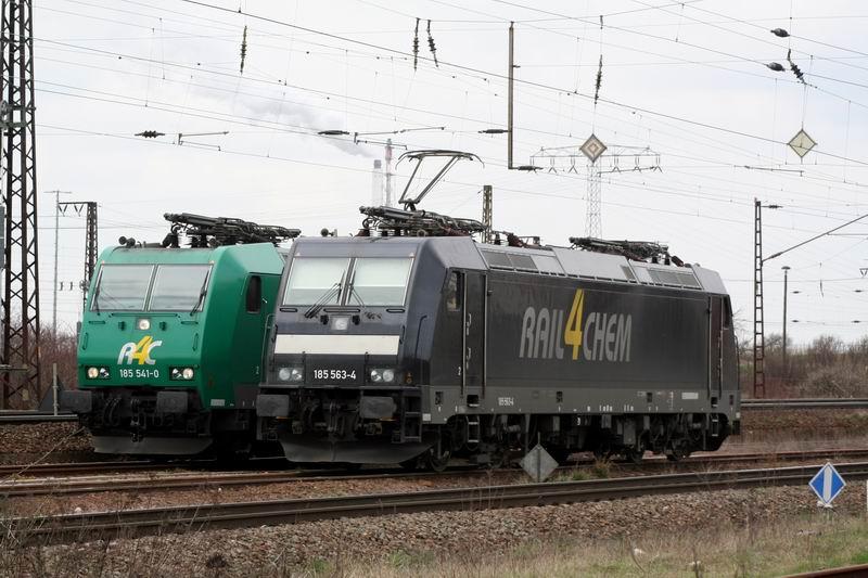 185 541 (European Bulls) rollt hinter der abgestellten 185 563 vorbei. Grokorbetha 10.04.2006