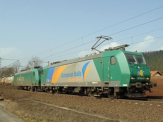 185 542 (European Bulls) mit einer RAIL4CHEM 145 vor einem Kesselwagenzug in Fahrtrichtung Eisenach kurz hinter Ronshausen.