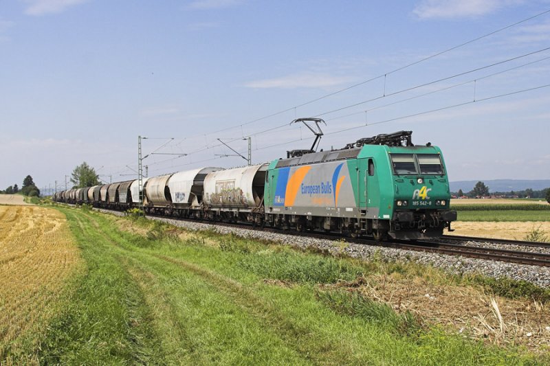 185 542 mit Gterzug Richtung Passau hat gerade den ehemaligen Bahnhof Taimering passiert.