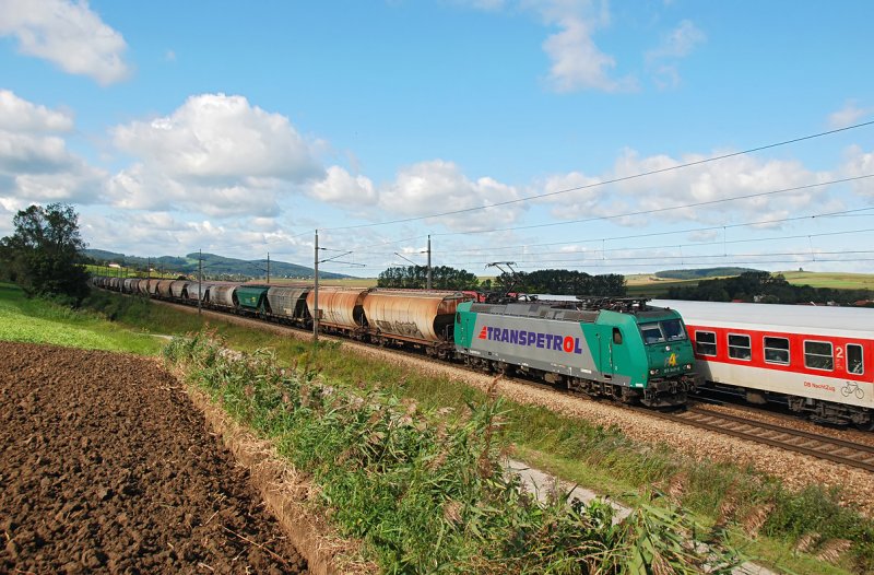 185 543 (R4C) mit einem Getreidezug Richtung Osten. Die Aufnahme entstand am 05.09.2009 kurz vor Neulengbach.