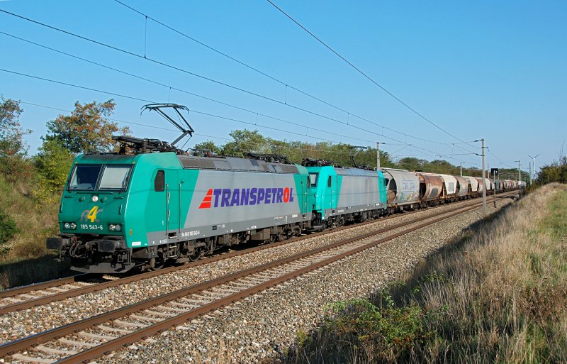 185 543 R4C war am 25.09.2009 an der Spitze eines Getreidezuges Richtung Wien. Die Aufnahme entstand kurz vor Parndorf, um 16:20.