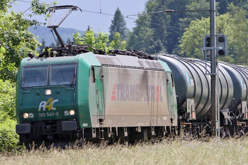 185 543  Transpetrol  mit leerem Kesselwagenzug in Bad Zurzach/AG auf dem Weg nach Basel (Dez. 2006)