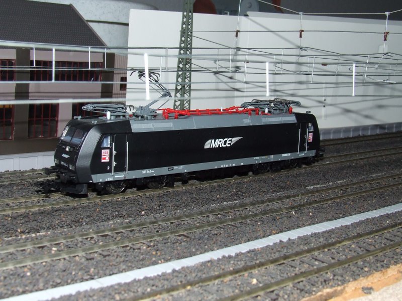 185 544-4 von MRCE vermietet an die HGK. Hersteller TRIX