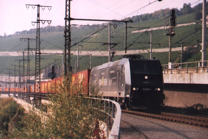 185-545 mit einigen Gterwagen an der Auffahrt zum Wrzburger Bahnhof. November 2006