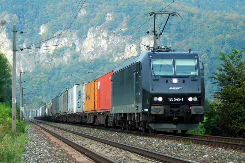 185 545 der Mitsui Rail Capital Europe (MRCE) bespannt am 6.10.2005 den LTE Containerzug 43937 von Duisburg nach Graz