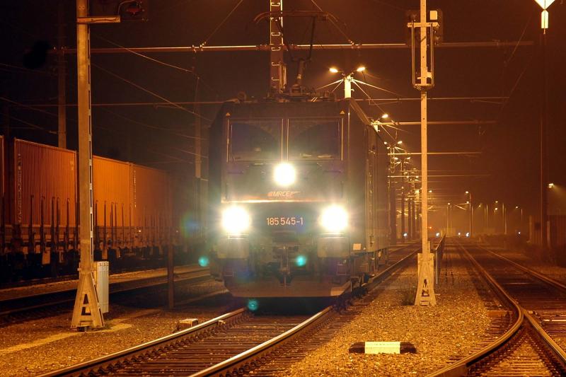 185 545 der Mitsui Rail Capital Europe (MRCE) wartet am 6.10.2005 in Graz-Kalsdorf auf den LTE Containerzug der in Krze aus dem CargoCenter gezogen wird.