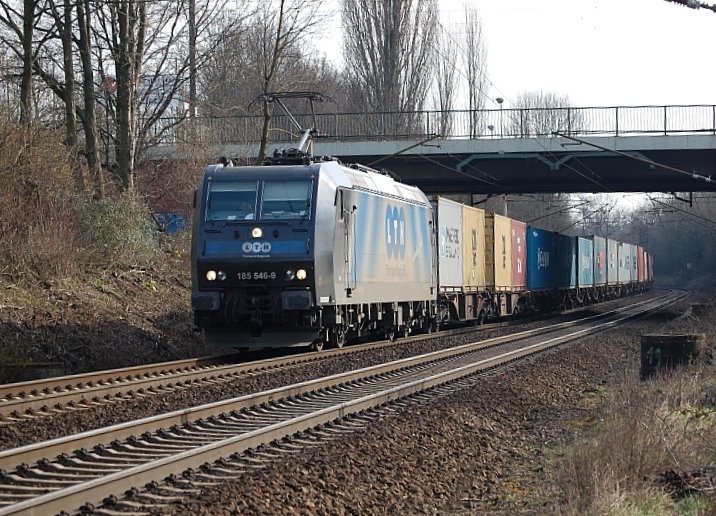 185 546-9 (OHE,LTH) mit Containerzug am 21.03.2009 durch Limmer -> Seelze Rbf