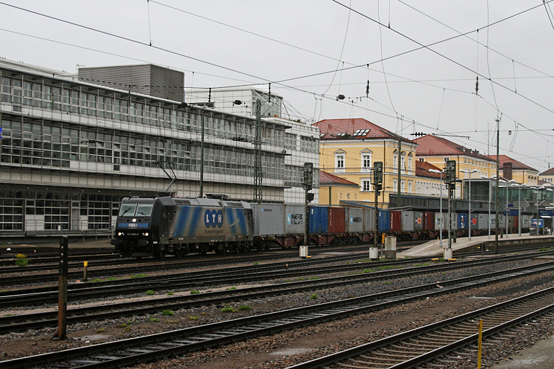 185 546 der LTH mit Containerzug am 14.09.2009 in Regensburg.