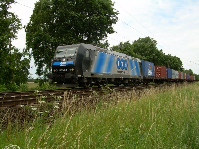 185 546 OHE/TCS mit Containerzug am 1.7.2007 kurz hinter Drverden in Richtung Hannover