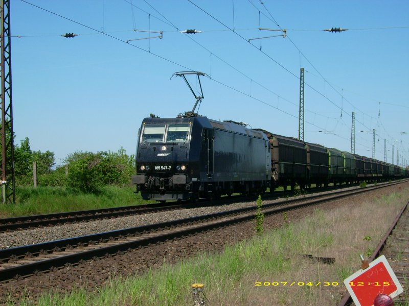 185 547 der MRCE durchfhrt am 30.04.07 mit einem Gterzug der Railtrans, ich nehme an es ist ein Holzhackschnitzelzug, den Bahnhof Stumsdorf.