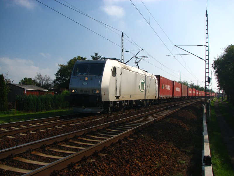185 548-5 der ITL mit Containerzug hier bei Dresden-Stetzsch.27.09.08