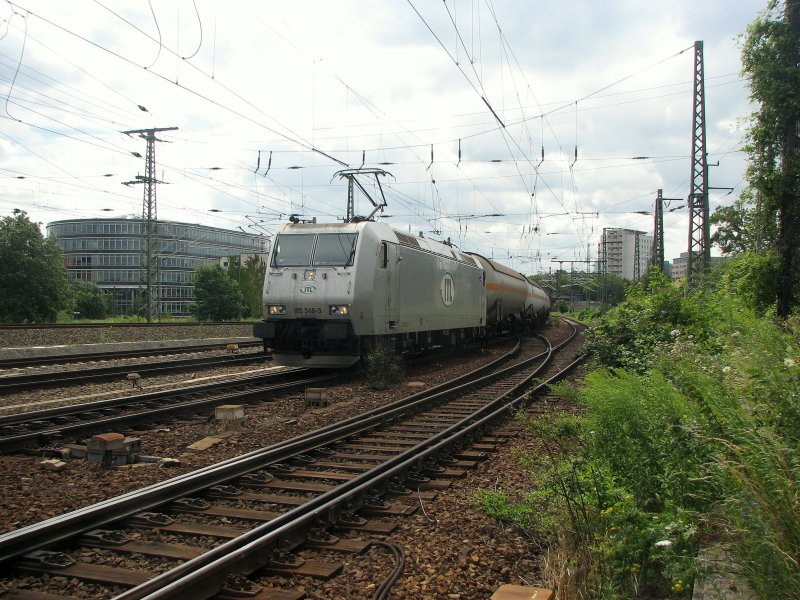 185 548-5 von der ITL ist mit einem Kesselwagenzug Richtung Dresden-Friedrichstadt unterwegs.07.07.07.