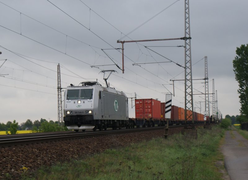 185 548-5 der ITL mit einem Containerzug fuhr am 21.07.2009 in Richtung Wunstorf.Letzte Foto f�r diesen Tag,da zieht was auf im Hintergrung.