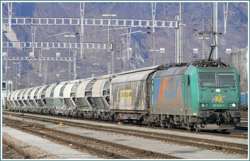 185 549-3 Rail4Chem mit Gterzug nach Untervaz vor der Abfahrt in Buchs SG. (03.02.2009)