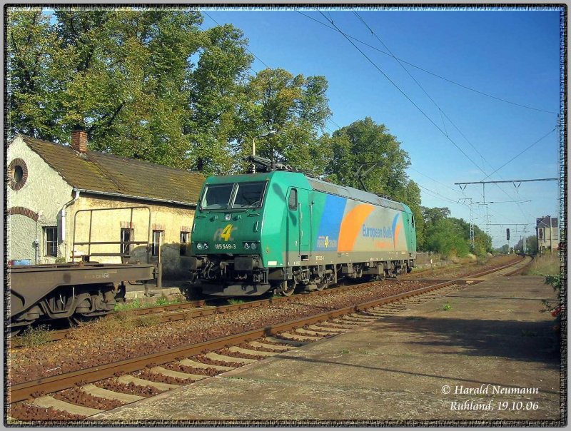 185 549 von Rail4Chem hat gerade ihren Zug abgehangen. Eine Rangierlok der BASF wird ihn dann von Ruhland ins Werk nach Schwarzheide bringen. Ruhland, 19.10.06