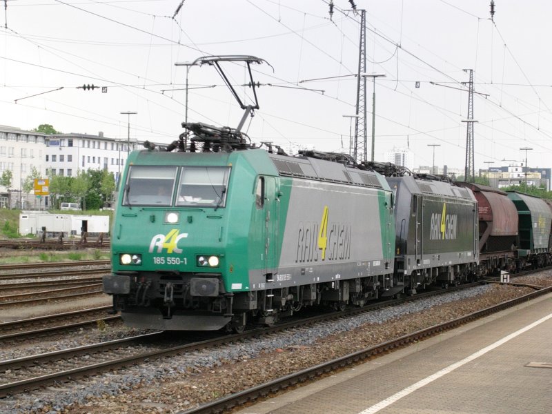 185 550-1 mit abgebgelter 185 572-5 von Rail-4-Chem mssen am 15.05.08 im Regensburger Hbf auf Freigabe der Strecke warten.