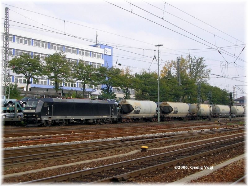 185 551 (an Veolia Cargo vermietet) durchfhrt am 15.10.06 mit DGS 59180 Neuburg Grnau - Kln Eifeltor den Bahnhof Mhlacker.
