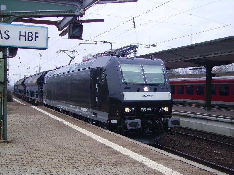 185 551 der MRCE bei einem kurzem Halt am 4.1.06 in Worms .