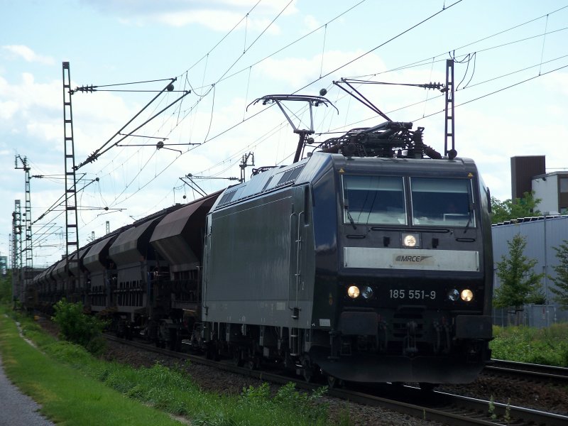 185 551 der MRCE  Blacky  mit einem Gterzug kurz nach dem Bahnhof Wiesloch Walldorf, Sommer 2007