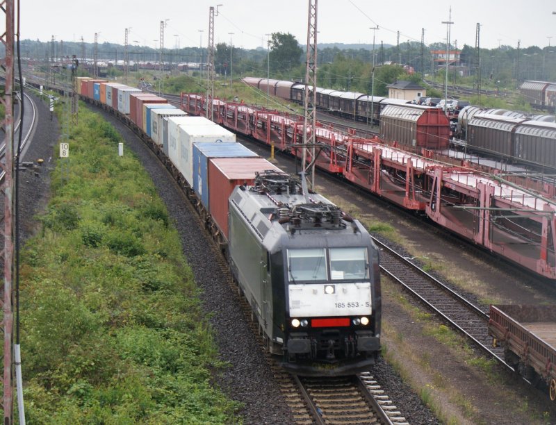 185 553-5 mit einem Containerzug beim verlassen des Seelzer Rbf.in Richtung Wunstorf am 11.07.2009. Am Ende des Zuges hing die Locon 212.