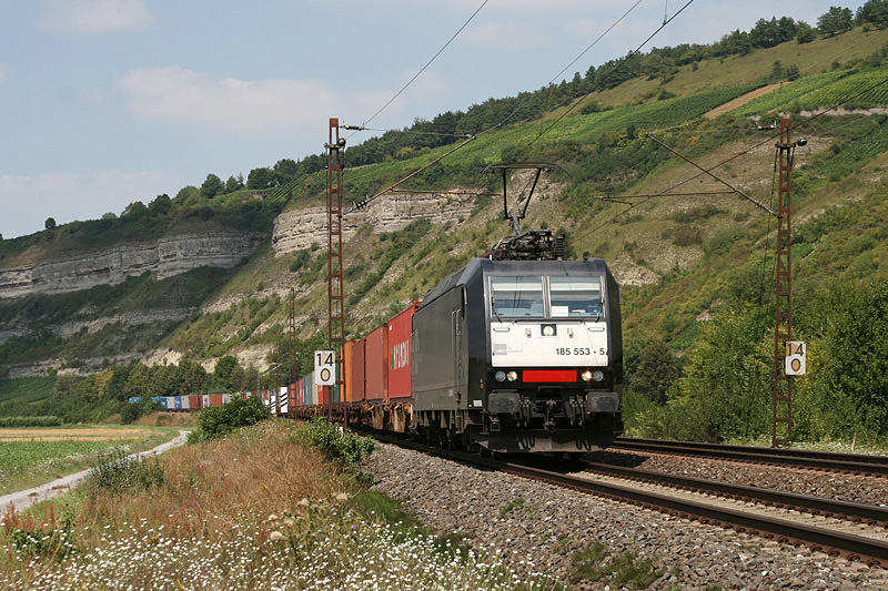 185 553 ist mit einem Containerzug am 05.08.2009 im Maintal unterwegs, hier bei Thngersheim.