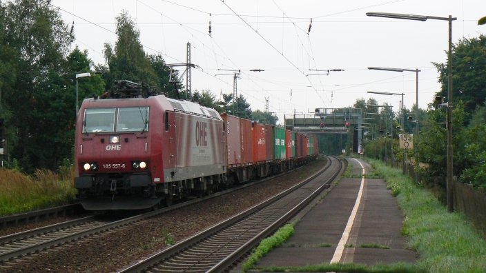 185 557 mit einem Containerzug in Ashausen nahe Hamburg. Die Lok ist derzeit fr OHE unterwegs.