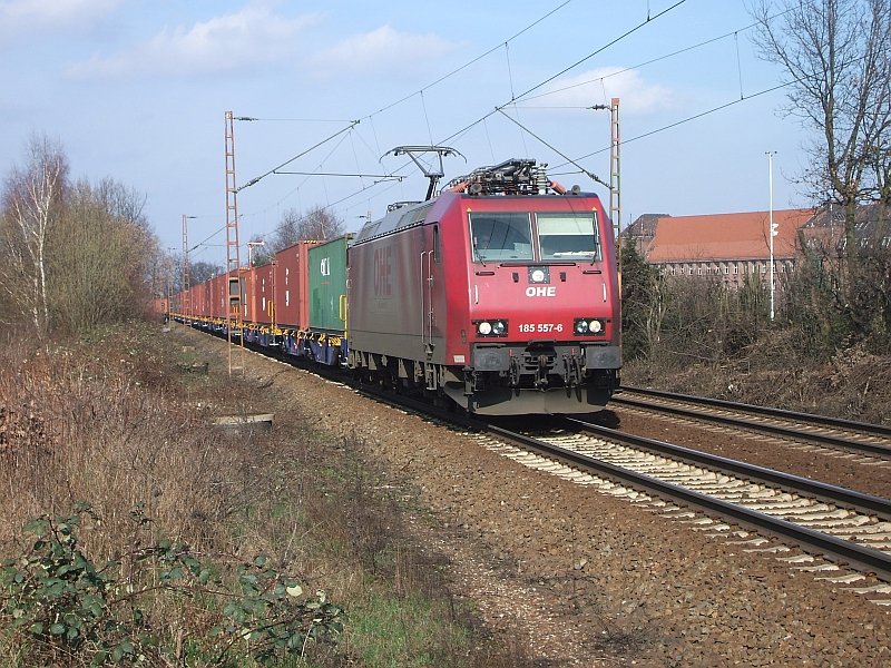 185 557 der OHE mit Containern am 8.3.2008 durch Limmer -> Linden