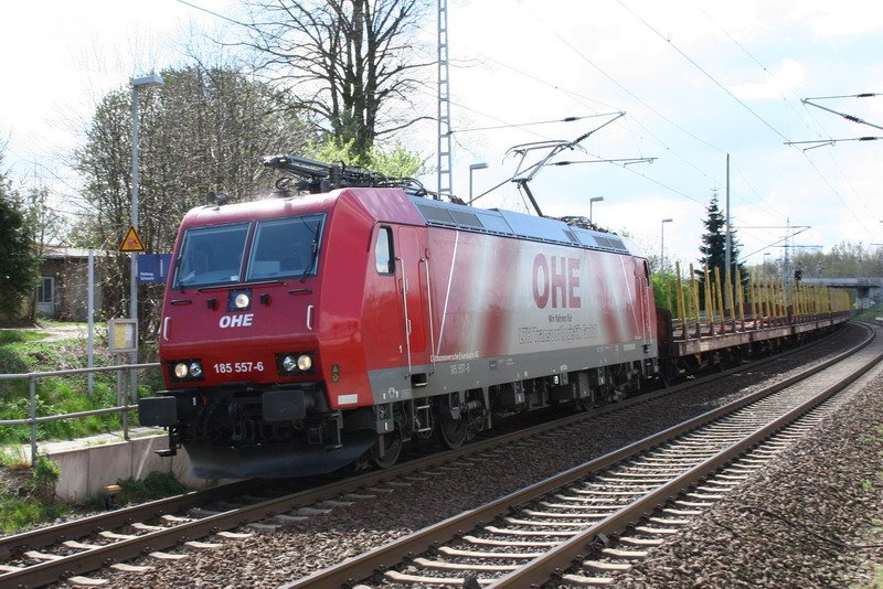 185 557 OHE mit leerem Holzzug kurz vor Schwerin von Holthusen kommend. 04/2007