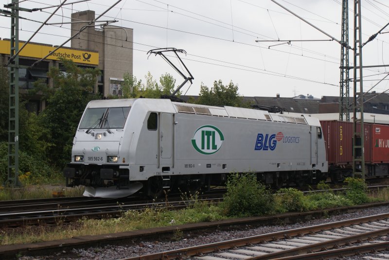185 562-6 der ITL fuhr am 21.08.2009 mit einem Containerzug durch Lehrter Bahnhof,auf Gleis 14 in Richtung Hannover.
