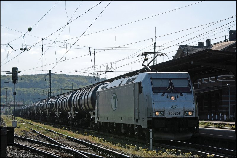 185 562 der ITL durchfhrt mit einem Umleiterzug(?) den Bahnhof Letmathe mit einem Kesselzug Richtung Siegen. Seit April gehrt die ITL zu 75% der SNCF. (08.05.2008) 
