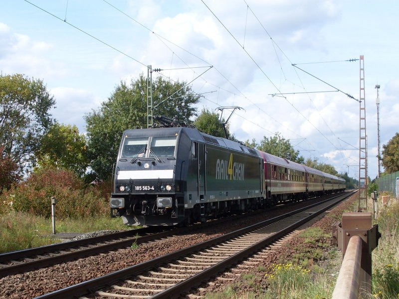 185 563-4 mit Sonderzug H�he V�hrum