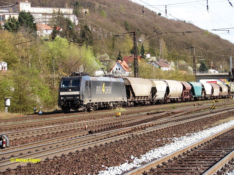 185 563-4 Rail4Chem fhrt mit FC Wagen (z.B. fr Mais) in Gemnden ein.