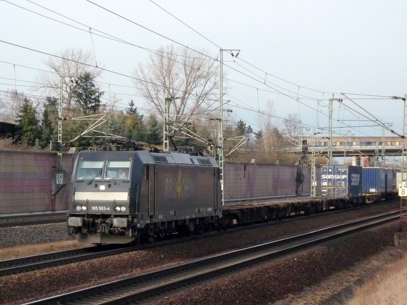 185 563-4  Rail4Chem  fhrt mit KLV-Gterzug durch Neuluheim in Richtung Sden. 25.02.09