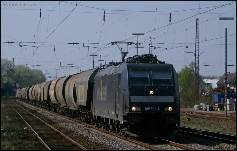 185 563 mit einem gemischten Gterzug bei der Durchfahrt von Hilden 10.4.2009