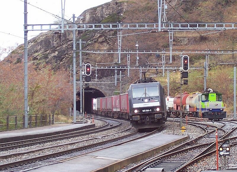 185 564-2 MRCE und dahinter nicht sichtbar BR 185 RAG mit Containerzug fhrt am 12.11.2006 talwrts durch den Bahnhof Ausserberg nach Brig.