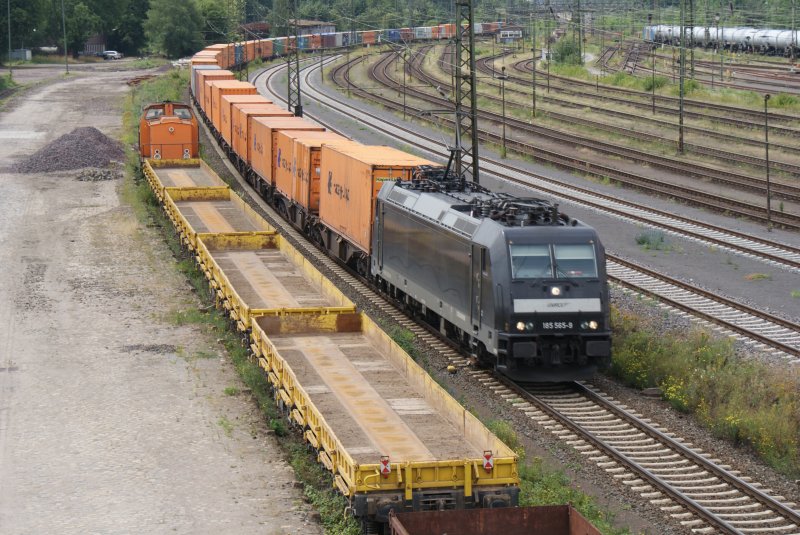 185 565-9 der MRCE mit eienm Containerzug bei der Einfahrt in den Seelzer Rbf. am 07.07.2009.Links rangiert eine BR 277 Flachwagen.