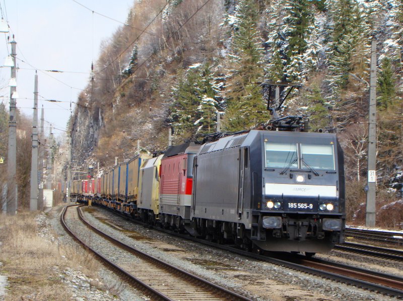 185 565-9 von MRCE,und BB 1144,und eine Dispolok ES 64 U2 bei Brixlegg.