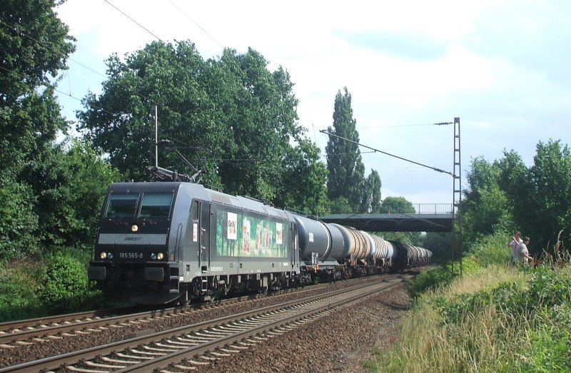 185 565 (HGK,Grillprofi) am 21.6.2008 mit Kesselwagenzug durch Limmer -> Seelze (Gru an den Tf frs Signalhorn!)