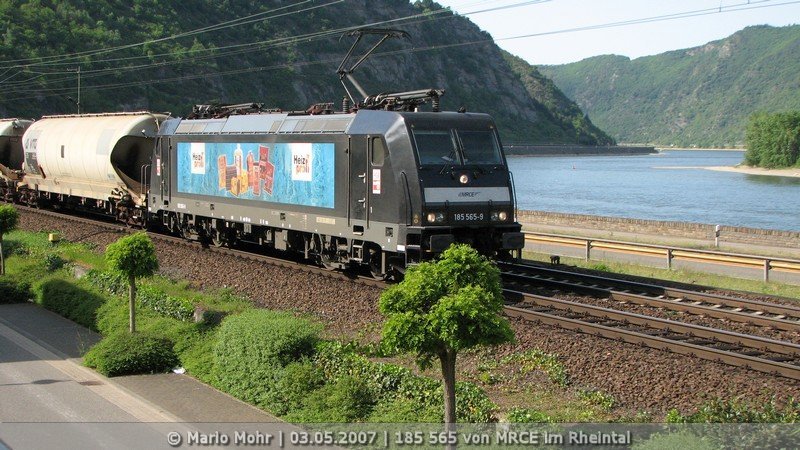 185 565 von MRCE zieht einen Gterzug durch das Rheintal