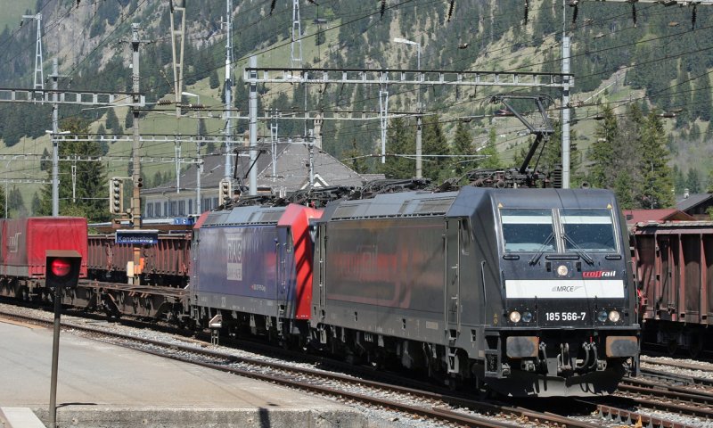 185 566 und 482 002 mit Crossrail-Zug bei der Einfahrt im Bahnhof Kandersteg . . . (10.Mai 2007)