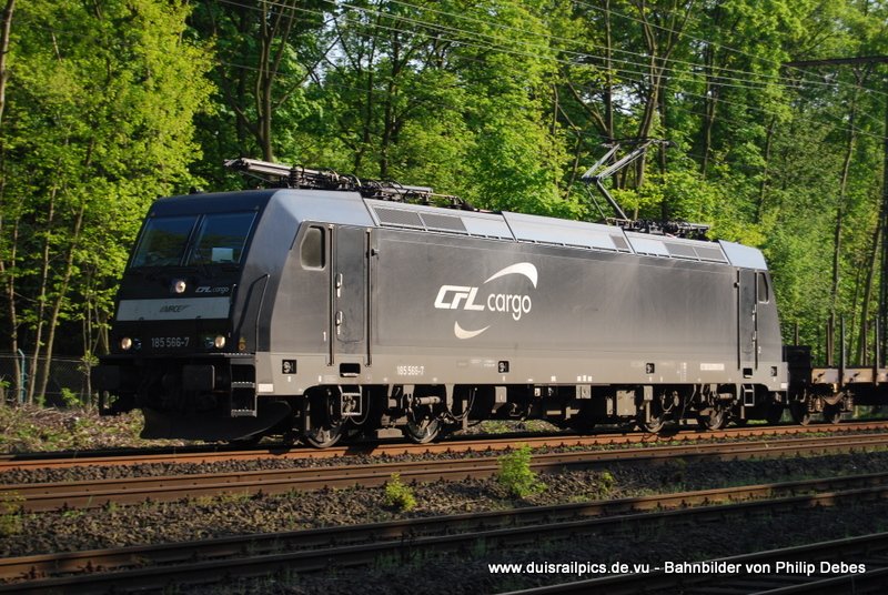 185 566-7 (CFL Cargo) fhrt am 20. April 2009 um 17:28 Uhr mit einem GZ durch Duisburg Neudorf