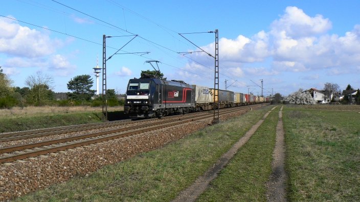185 567 ist inzwischen nichtmehr fr DLC/Crossrail aktiv. Am 19.3.2008 jedoch musste sie den Ewals-KLV-Zug, hier bei Wiesental bei karlsruhe, auf der KBS 700 nach Basel ziehen.