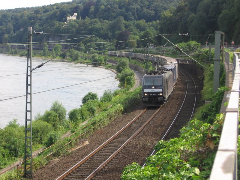 185 567 der MRCE hier bei Oberwinter ist am 20.07.2007 mit einem Gterzug in Richtung Norden unterwegs.