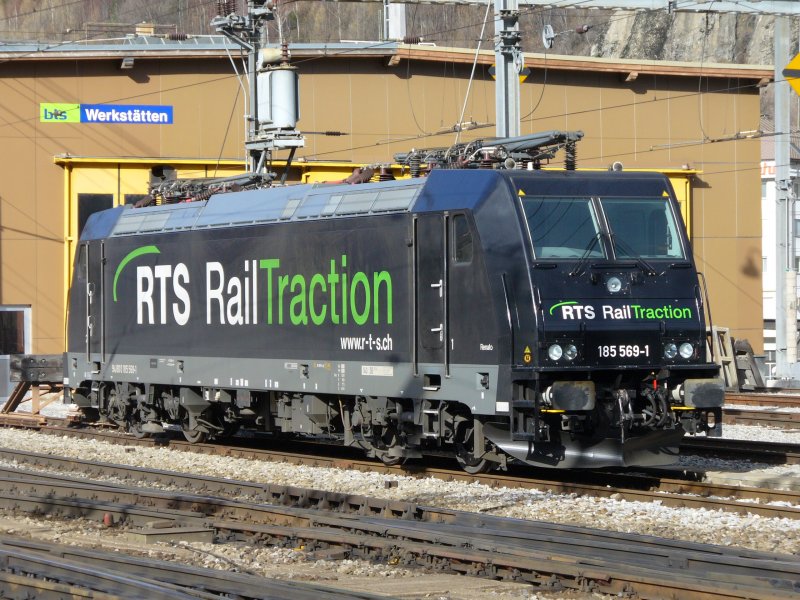 185 569-1 der Firma RTS Rail Traction Abgestellt vor der bls Werksttte in Brig am 10.03.2007