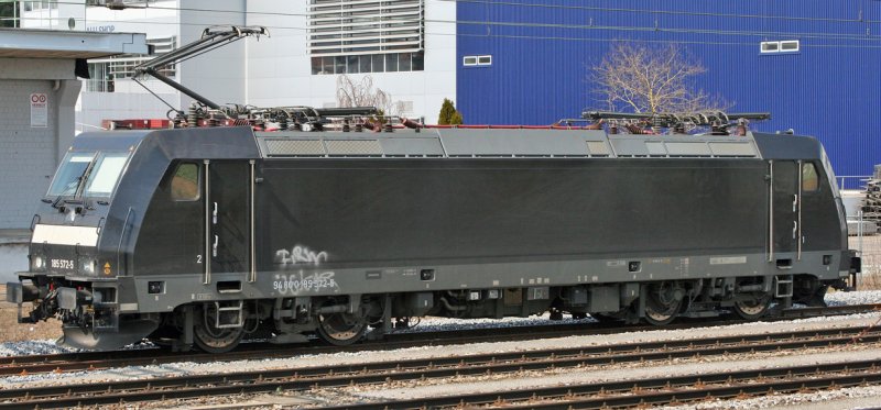 185 572 wartet in Niederglatt/ZH auf den nchsten Einsatz (leider wurde auch sie bereits von Sprayern heimgesucht !!)